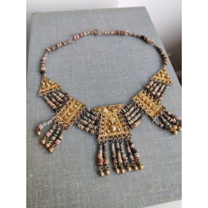 Smuk halsk�de af messing og mini stenperler