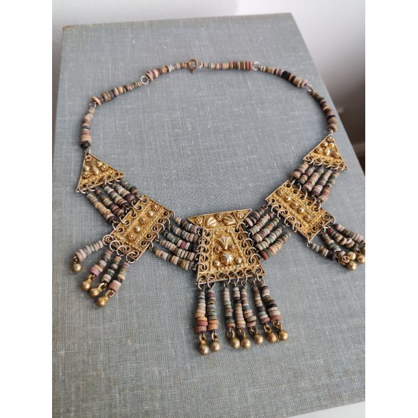 Smuk halsk�de af messing og mini stenperler