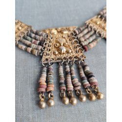 Smuk halsk�de af messing og mini stenperler