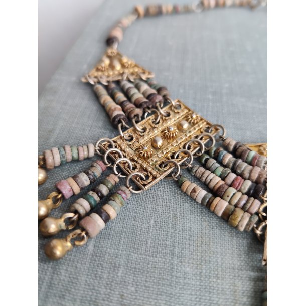 Smuk halsk�de af messing og mini stenperler