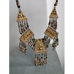 Smuk halsk�de af messing og mini stenperler