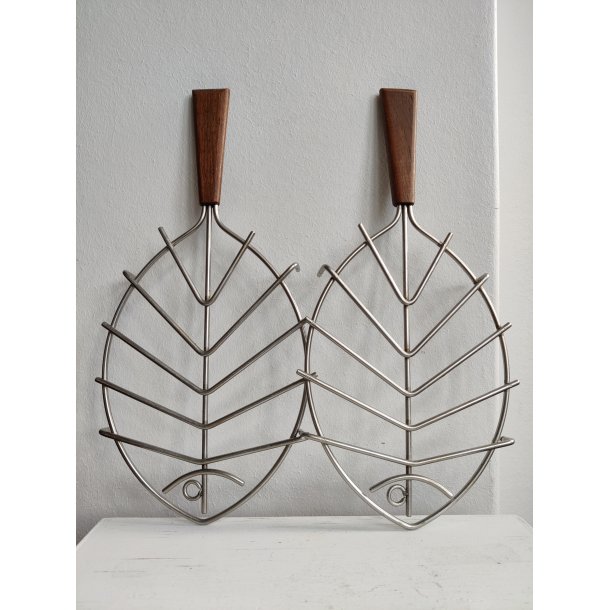 2 vintage bordsk�ner-fisk i teak og metal
