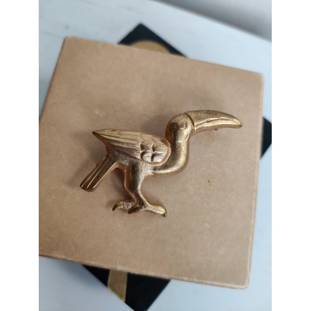 Forgyldt messingbroche med tukan, 1930-1940