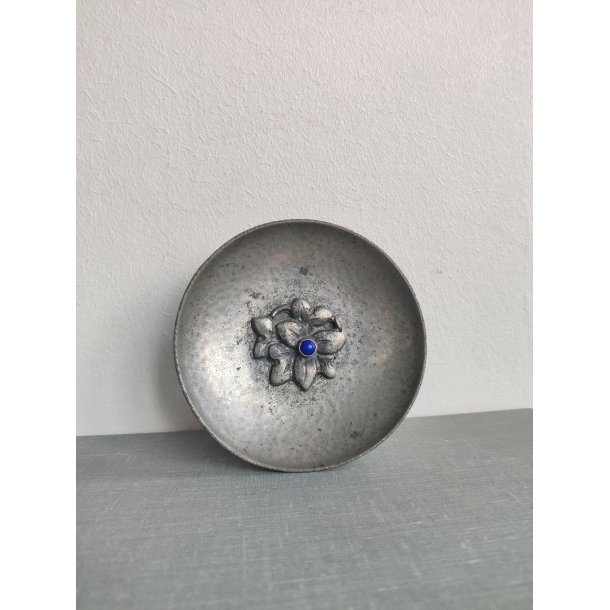 Vintage smykkesk�l i tin med bl� sten
