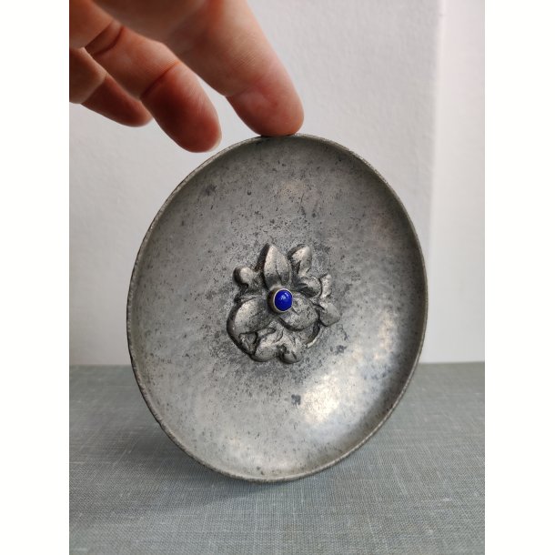 Vintage smykkesk�l i tin med bl� sten
