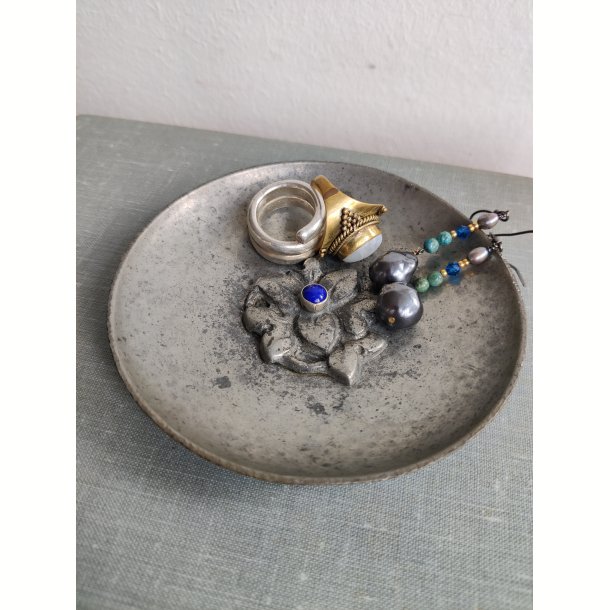 Vintage smykkesk�l i tin med bl� sten