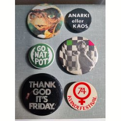 Samling vintage badges: E.T., CV J�rgensen, kvindefestival mm.