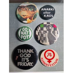 Samling vintage badges: E.T., CV J�rgensen, kvindefestival mm.