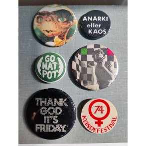 Samling vintage badges: E.T., CV J�rgensen, kvindefestival mm.
