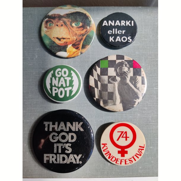 Samling vintage badges: E.T., CV J�rgensen, kvindefestival mm.