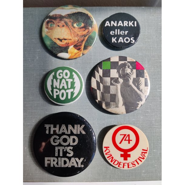 Samling vintage badges: E.T., CV J�rgensen, kvindefestival mm.