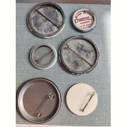 Samling vintage badges: E.T., CV J�rgensen, kvindefestival mm.