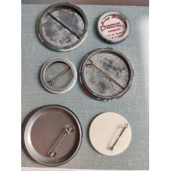 Samling vintage badges: E.T., CV J�rgensen, kvindefestival mm.