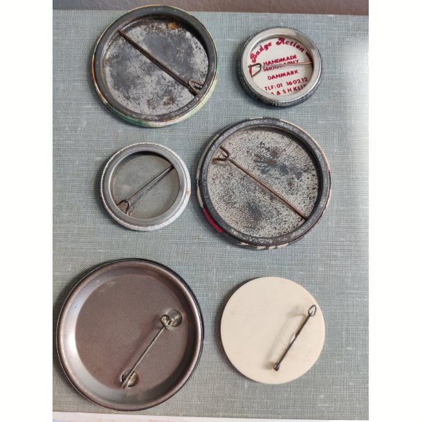 Samling vintage badges: E.T., CV J�rgensen, kvindefestival mm.