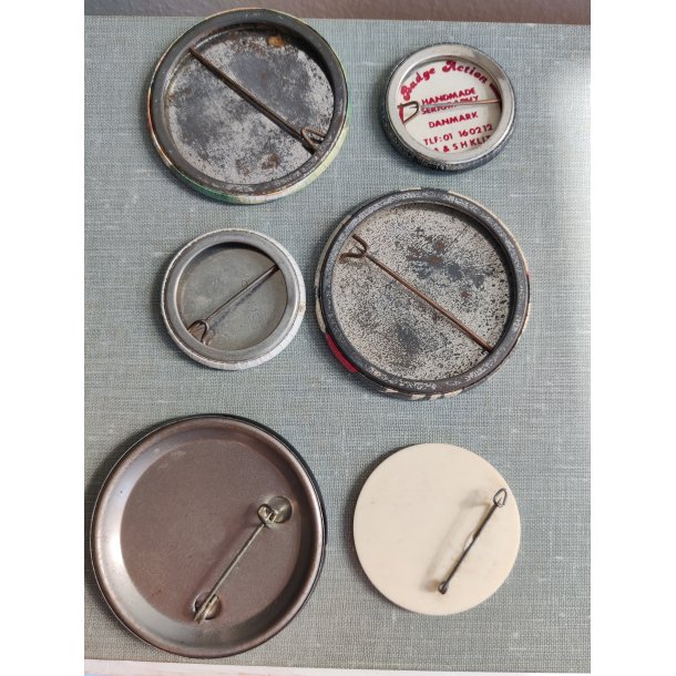 Samling vintage badges: E.T., CV J�rgensen, kvindefestival mm.