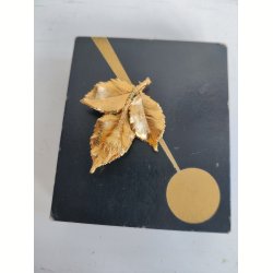 Gylden rosenknop broche