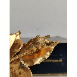 Gylden rosenknop broche