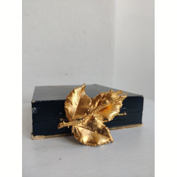 Gylden rosenknop broche