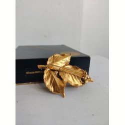Gylden rosenknop broche