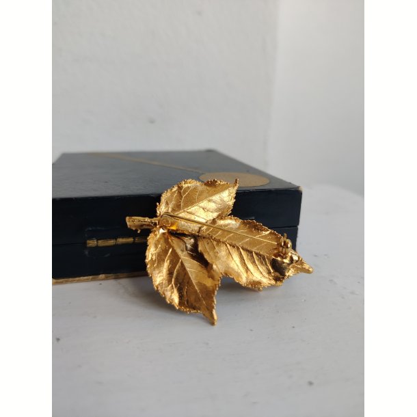 Gylden rosenknop broche