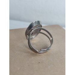 Vintagering med oval gr�n sten