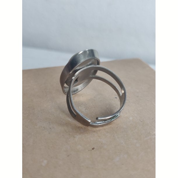 Vintagering med oval gr�n sten