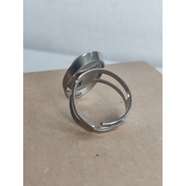Vintagering med oval gr�n sten