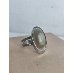 Vintagering med oval gr�n sten