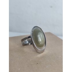 Vintagering med oval gr�n sten