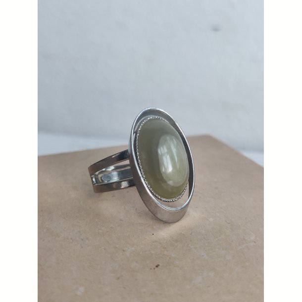Vintagering med oval gr�n sten