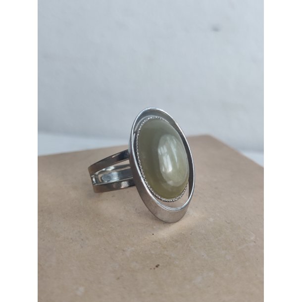 Vintagering med oval gr�n sten
