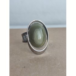 Vintagering med oval gr�n sten