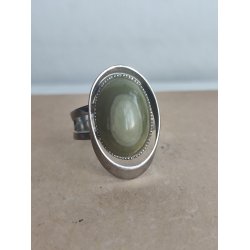 Vintagering med oval gr�n sten