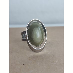 Vintagering med oval gr�n sten