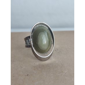 Vintagering med oval gr�n sten