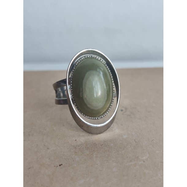 Vintagering med oval gr�n sten