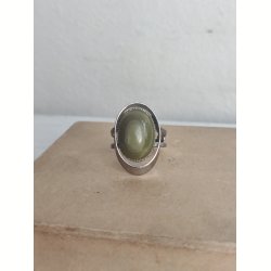 Vintagering med oval gr�n sten
