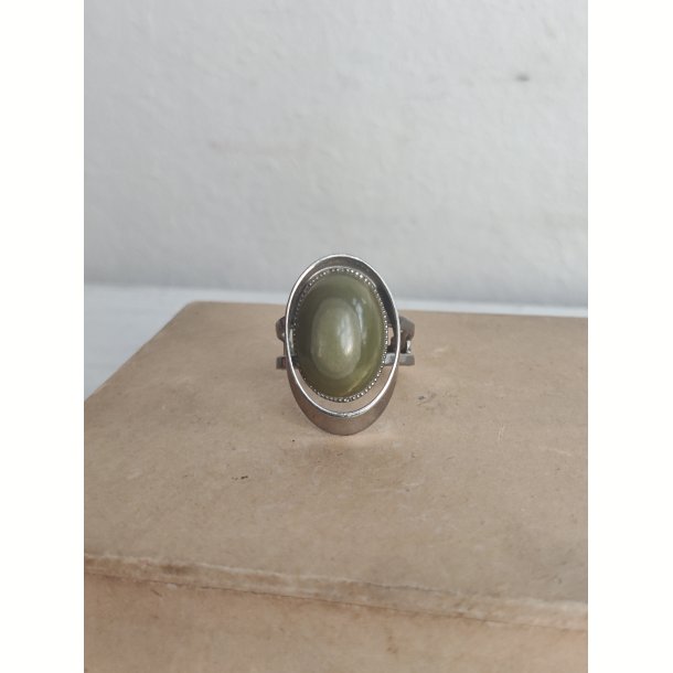 Vintagering med oval gr�n sten