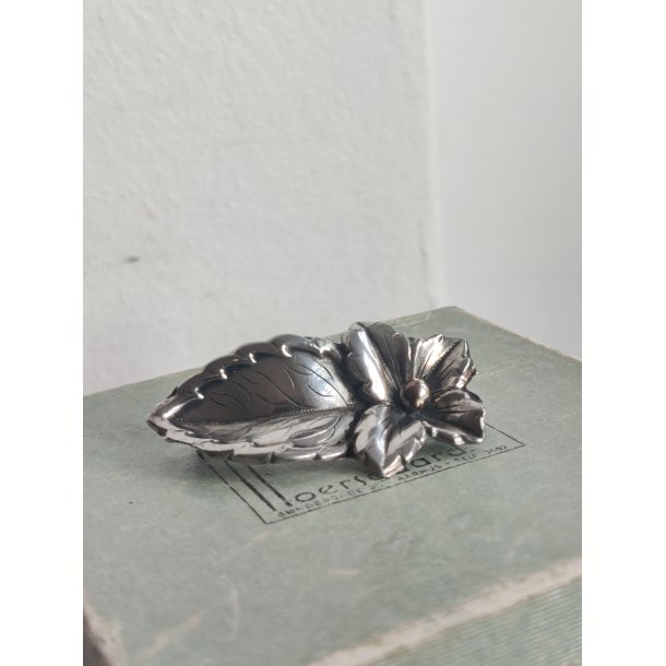 Antik s�lvbroche, blomst og blad