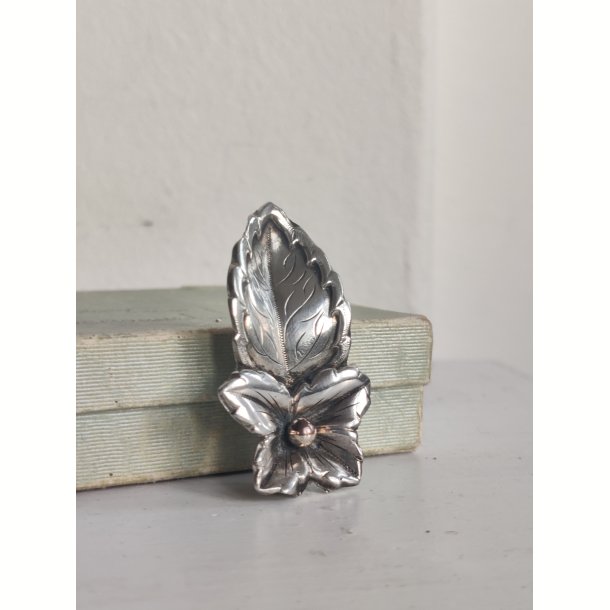 Antik s�lvbroche, blomst og blad