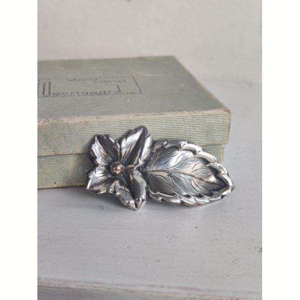 Antik s�lvbroche, blomst og blad