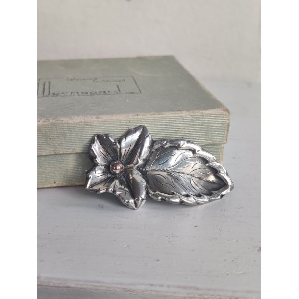 Antik s�lvbroche, blomst og blad