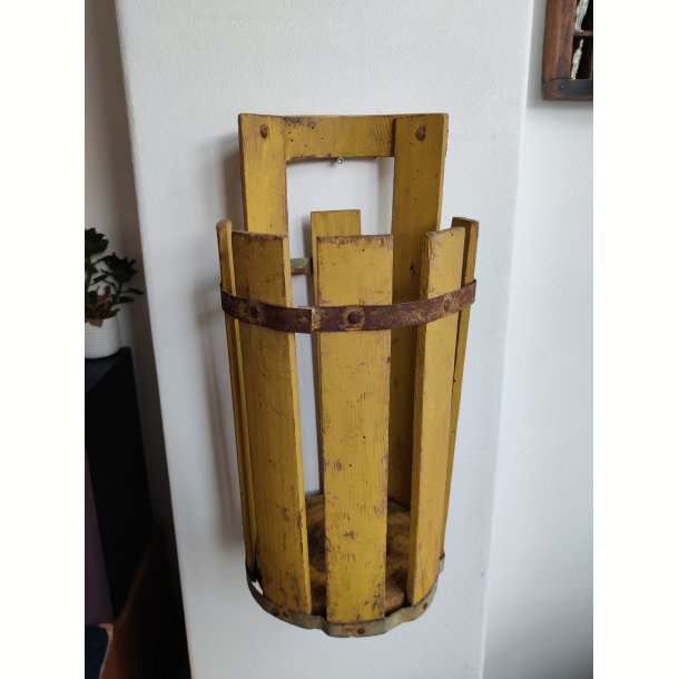 Gul tr�holder til plakater, paraplyer mm
