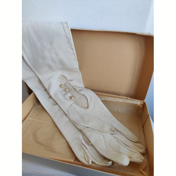 Lange hvide vintage skindhandsker med perleknapper