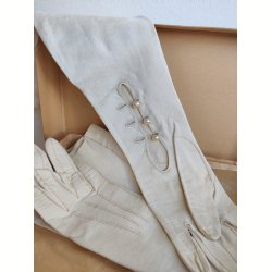 Lange hvide vintage skindhandsker med perleknapper