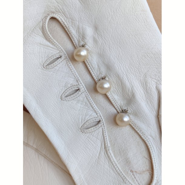 Lange hvide vintage skindhandsker med perleknapper