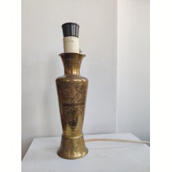 Messinglampe med egyptiske motiver