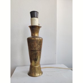 Messinglampe med egyptiske motiver