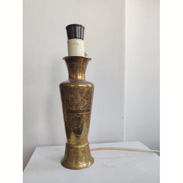 Messinglampe med egyptiske motiver