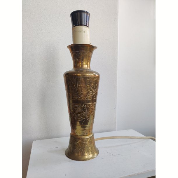 Messinglampe med egyptiske motiver